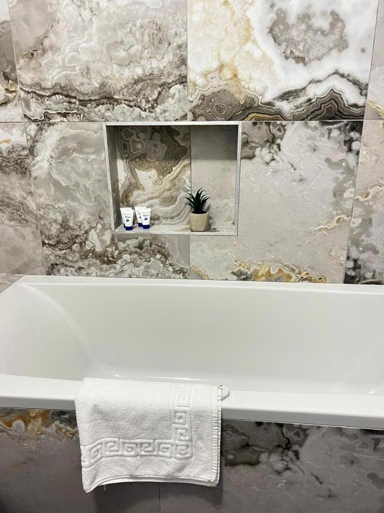 Luxury Cozy Apartments Сучеава Екстериор снимка